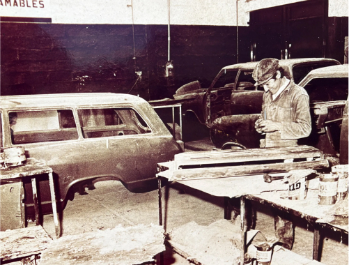1972 - 1973: Inicio y producción del proyecto Andino, el primer vehículo 100% ecuatoriano, basado en el programa BTV de General Motors.