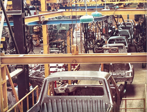 1987: Fabricación de la unidad número 20,000 y comienzo de la producción de la Datsun Pick Up.
